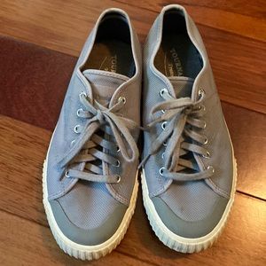Excellent condition women’s Tretorn size 9